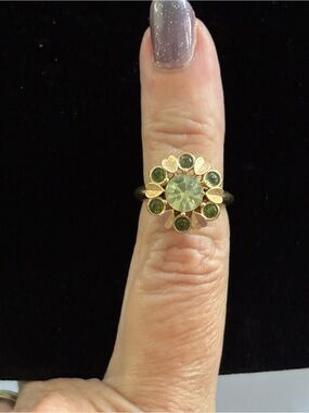 Vintage Avon “Sun Brilliance” Gold-Tone Ring Green Rhinestones